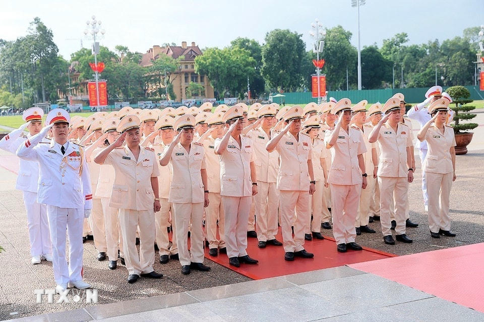 Đoàn đại biểu Đảng ủy Công an Trung ương - Bộ Công an đặt vòng hoa tưởng niệm Chủ tịch Hồ Chí Minh. (Ảnh: An Đăng/TTXVN)
