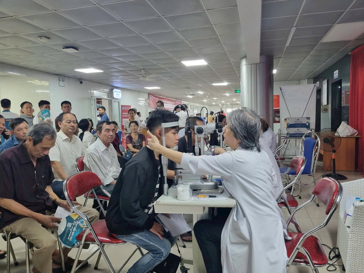 Thăm khám bệnh cho thân nhân của người hiến tạng (ảnh: Minh Quang).