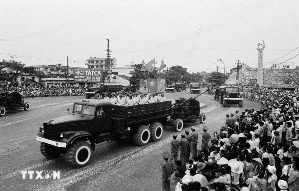 Các đoàn tham dự lễ duyệt binh, diễu hành đi qua ngã tư Ô Chợ Dừa. (Ảnh: Trần Ấm/TTXVN)