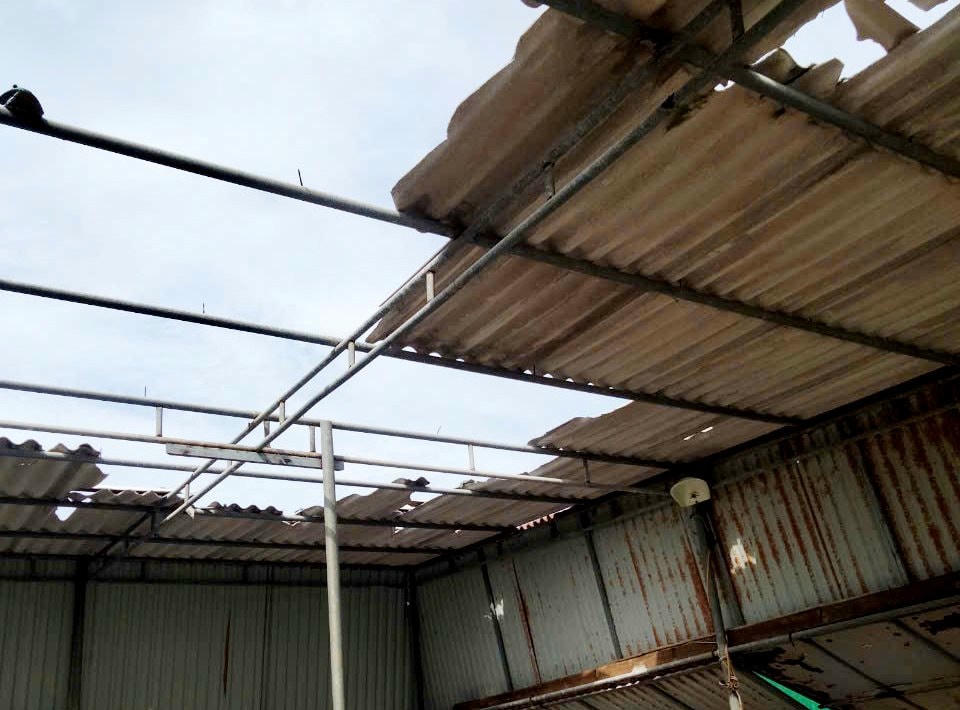 Trận lốc xoáy kèm theo mưa lớn đã làm tốc mái nhiều nhà dân. Ảnh: CTV