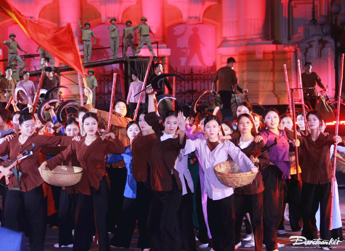 Lịch sử được tái hiện trên sân khấu một cách khéo léo thể hiện sự hùng tráng nhưng cũng không kém phần trữ tình, lãng mạn của con người Hà Nội trong mưa bom, bão đạn vẫn kiên trung một lòng yêu nước, thương nòi, quyết hi sinh để giành lại độc lập, tự do cho dân tộc nói chung và cho mảnh đất Thăng Long ngàn năm văn hiến nói riêng. Ảnh: Phạm Sỹ.
