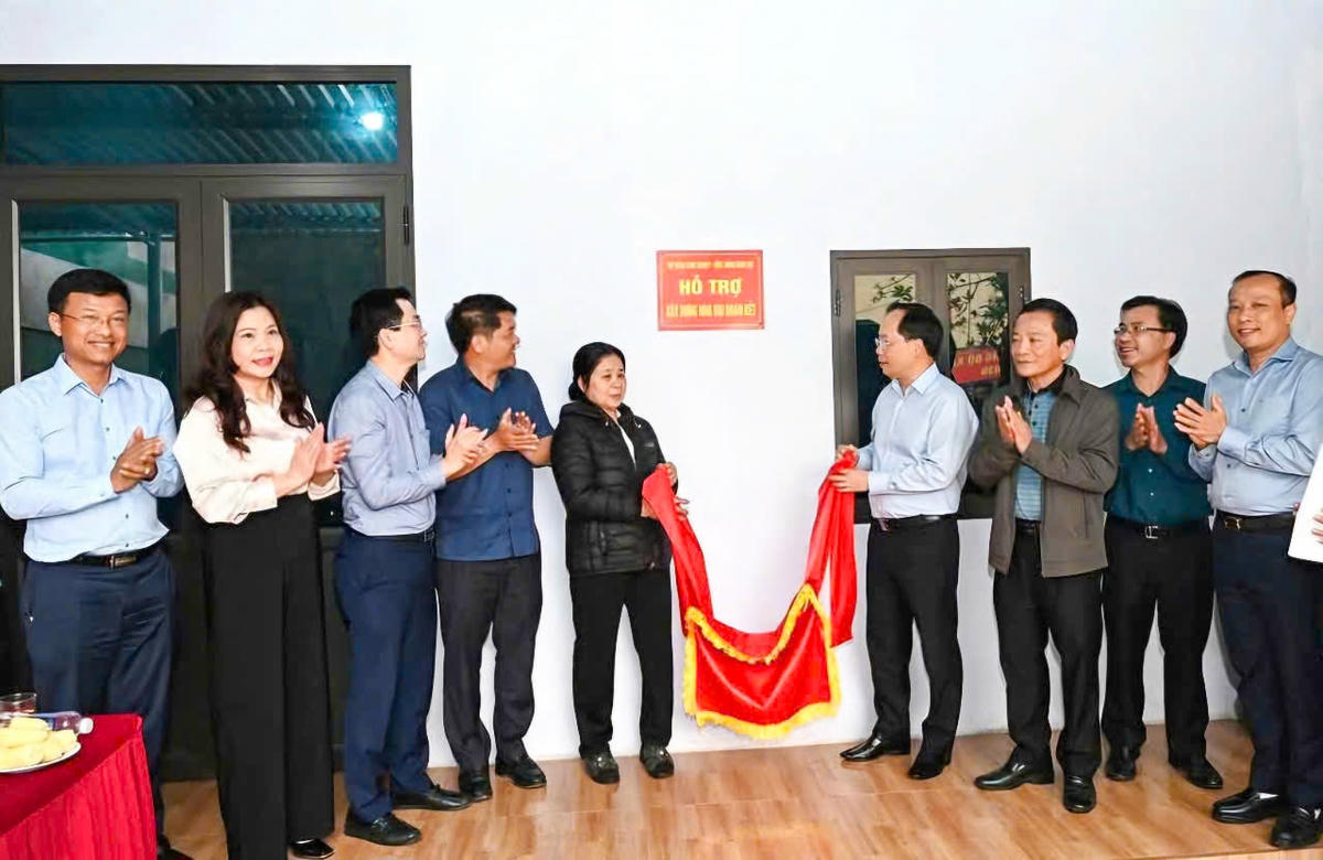 Bí thư Tỉnh ủy Hà Tĩnh Nguyễn Duy Lâm dự lễ khánh thành nhà ở cho người dân ở huyện Hương Khê. Ảnh: HN