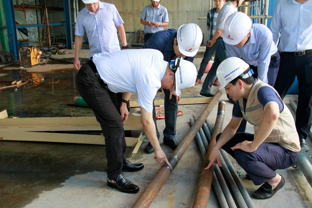Lãnh đạo Tập đoàn kiểm tra công tác hàn đường ống của hệ thống khử lưu huỳnh.
