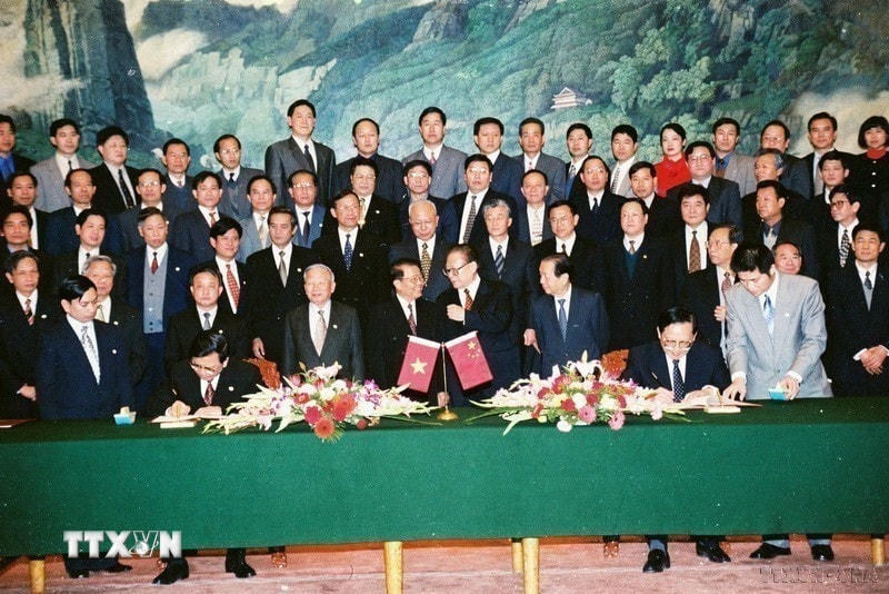 Chủ tịch nước Trần Đức Lương chứng kiến Bộ trưởng Ngoại giao Nguyễn Di Niên và Bộ Trưởng Ngoại giao Trung Quốc Đường Gia Triền ký tuyên bố chung giữa 2 nước trong chuyến thăm hữu nghị chính thức CHND Trung Hoa (12/2000). (Ảnh: TTXVN)