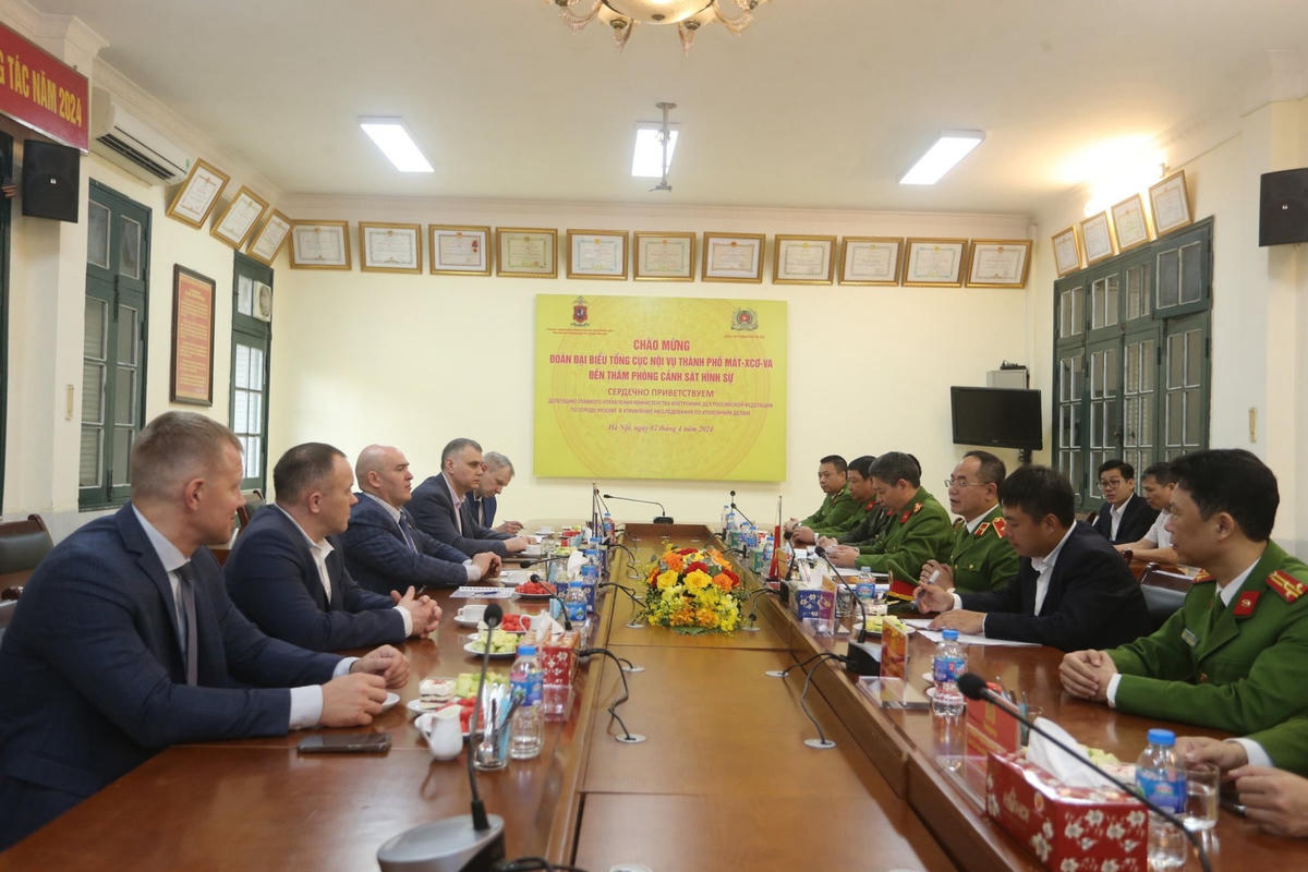 Đoàn Tổng cục Nội vụ TP Moskva trao đổi kinh nghiệm phòng, chống tội phạm với Phòng Cảnh sát hình sự Công an TP Hà Nội. 