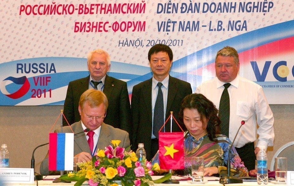 Ký kết thỏa thuận hợp tác giữa Phòng Thương mại và Công nghiệp Việt Nam (VCCI) với Hiệp hội Doanh nhân Moskva (Hà Nội, 20/10/2011). (Ảnh: Huy Hùng/TTXVN)