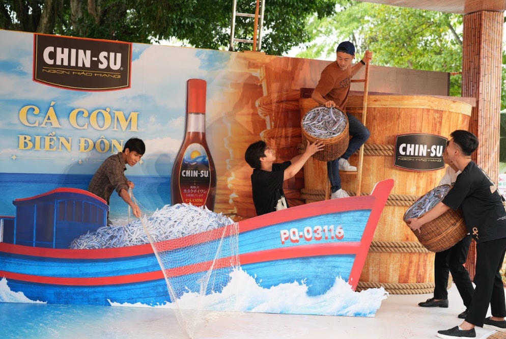 Du khách được tìm hiểu quá trình đánh bắt cá cơm Biển Đông để làm nên nước mắm Chin-su.