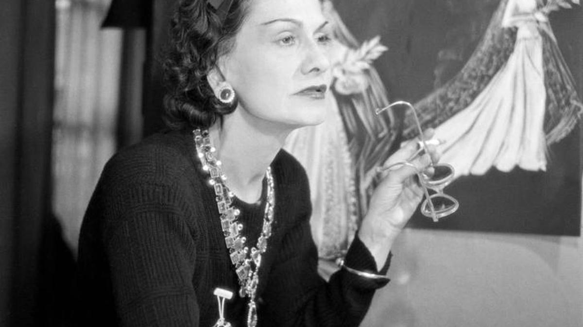 Coco vẫn thiết kế cho đến tận những giây phút cuối đời. Ảnh: Tatler.