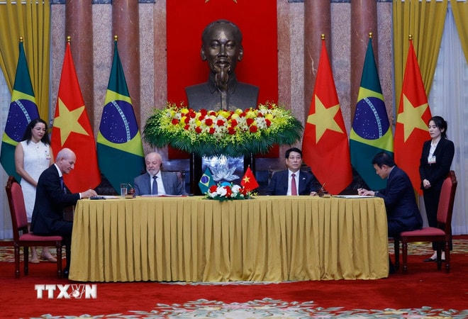 Chủ tịch nước Lương Cường và Tổng thống Cộng hòa Liên bang Brazil Luiz Inácio Lula da Silva chứng kiến lễ ký Biên bản ghi nhớ về thành lập tổ công tác thúc đẩy hợp tác thương mại và công nghiệp giữa hai nước. (Ảnh: Lâm Khánh/TTXVN) ttxvn-chu-tich-nuoc-va-tong-thong-brazil-chung-kien-le-trao-van-kien-hop-tac-9.jpg