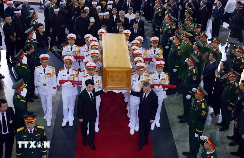 Các đồng chí lãnh đạo Đảng, Nhà nước chuyển linh cữu nguyên Chủ tịch nước Trần Đức Lương. (Ảnh: TTXVN)