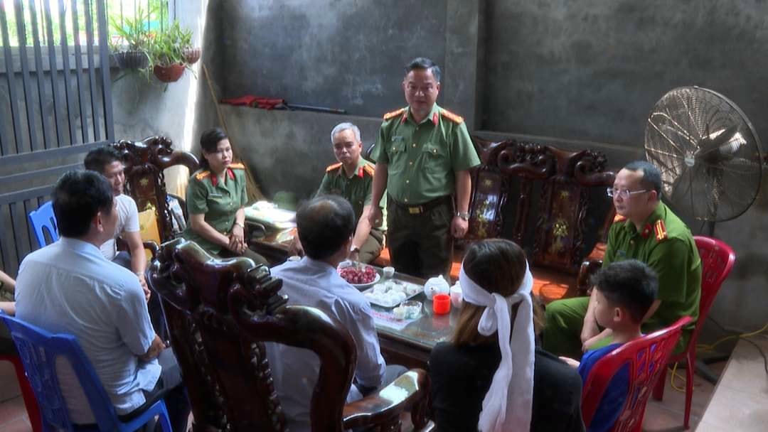 Đại tá Nguyễn Hữu Phước thăm hỏi, động viên gia đình Đại úy Lê Văn Hùng. Ảnh: Công an tỉnh Phú Thọ