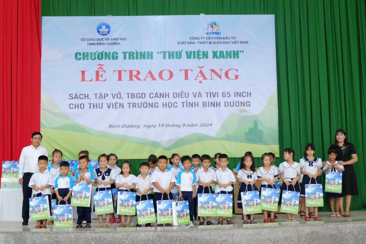 trao tang sach o Buon Ho