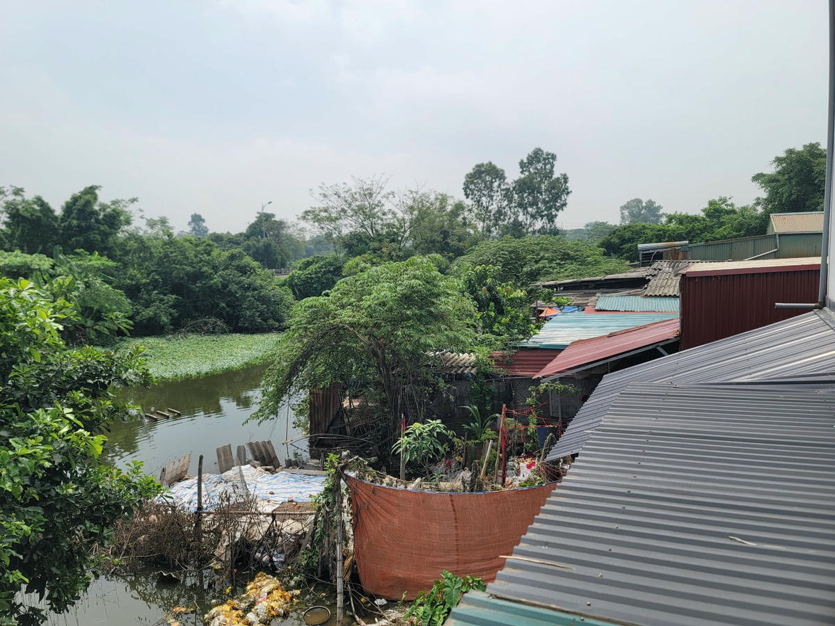 ngày 26/8/2023 phóng viên ghi nhận có hộ dân vẫn đang đổ đất lấp ao thôn Hạ Giáp để chiếm dụng.