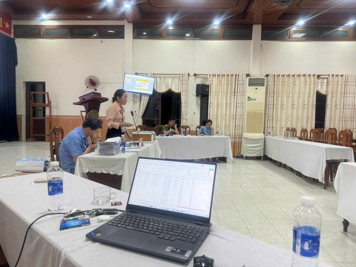 Phiên đấu giá mỏ cát ở xã Điện Thọ kéo dài hàng chục giờ đồng hồ. Ảnh CTV