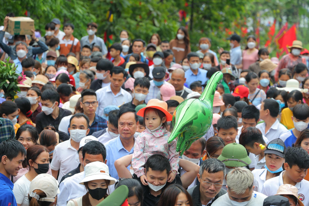 Du khách đến Đền Hùng đều thành kính và yên tâm.