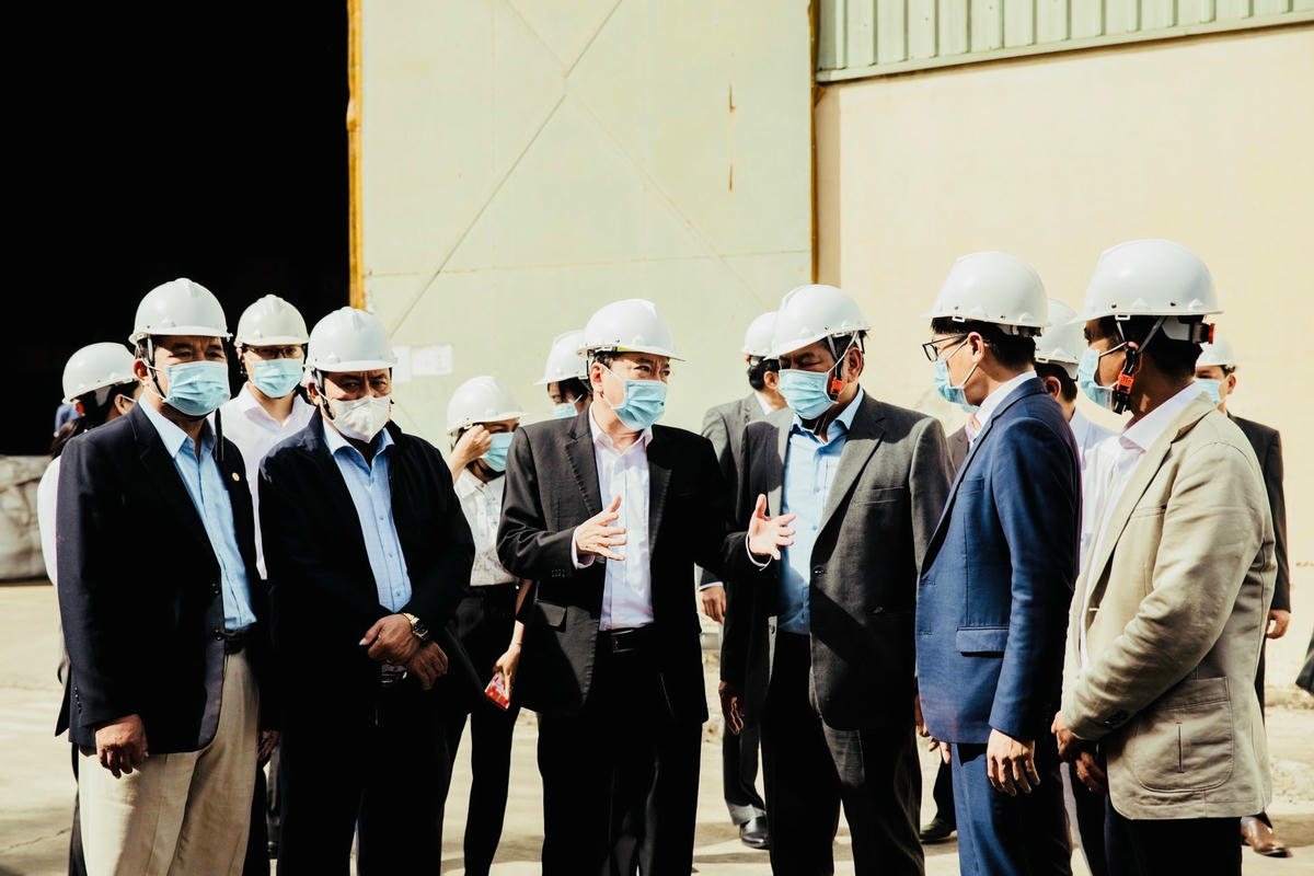 Chủ tịch tỉnh Phạm Ngọc Nghị đến thăm Chi nhánh Hòa Phú.