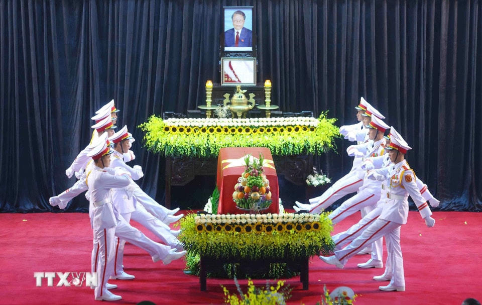 Nghi thức rước linh cữu nguyên Chủ tịch nước Trần Đức Lương. (Ảnh: TTXVN)
