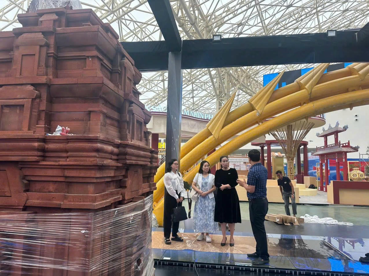 Phó Chủ tịch UBND thành phố Nguyễn Thị Anh Thi (thứ hai từ phải qua) kiểm tra công tác thi công. Ảnh Nguyễn Tú.