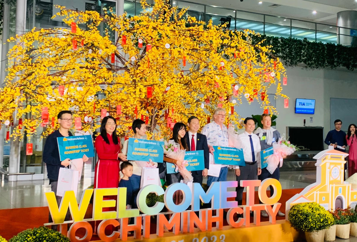 Những vị khách quốc tế đầu tiên đến TP HCM trong năm mới 2023 được tặng quà.