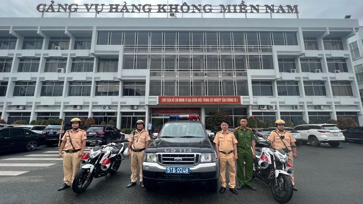 CSGT-TT Công an quận Tân Bình đảm bảo công tác giao thông quanh khu vực sân bay dịp tết Quý Mão 2023.