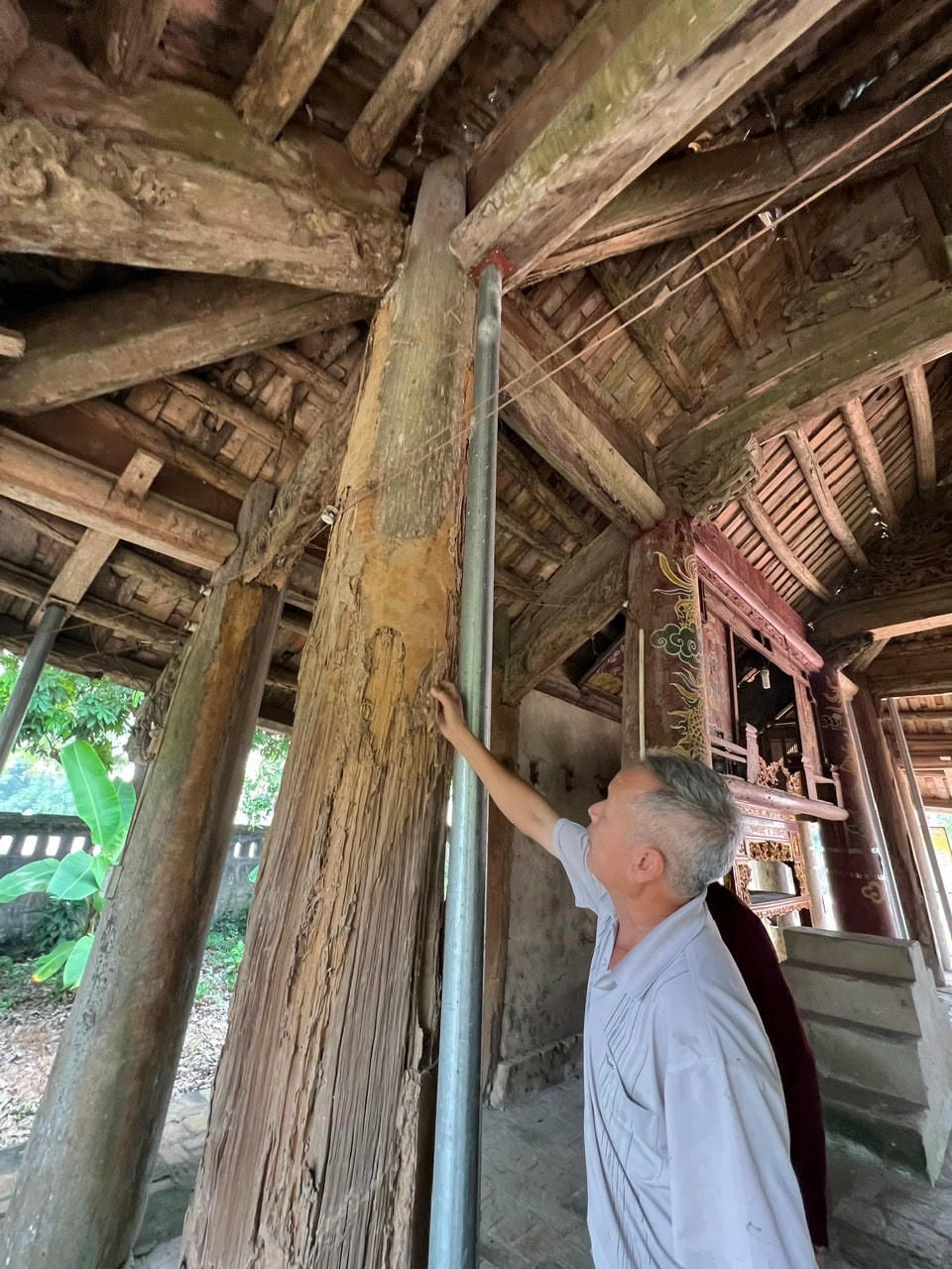 Những ngày mưa, cụ Từ còn không dám vào thắp hương chứ đừng nói làm lễ, ngói vỡ mục rơi rất sợ