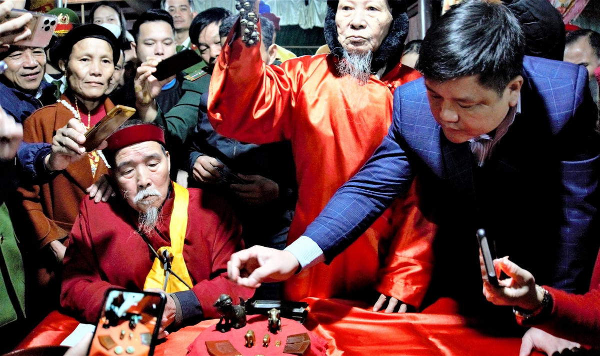 Trước sự chứng kiến của lãnh đạo huyện, xã và đông đảo người dân, cố đạo cũ bàn giao báu vật của vua Hàm Nghi gồm voi bằng vàng, nghê bằng đồng, các thanh bảo kiếm, lục lạc bằng đồng đen, 48 đạo sắc phong do các triều vua ban tặng.