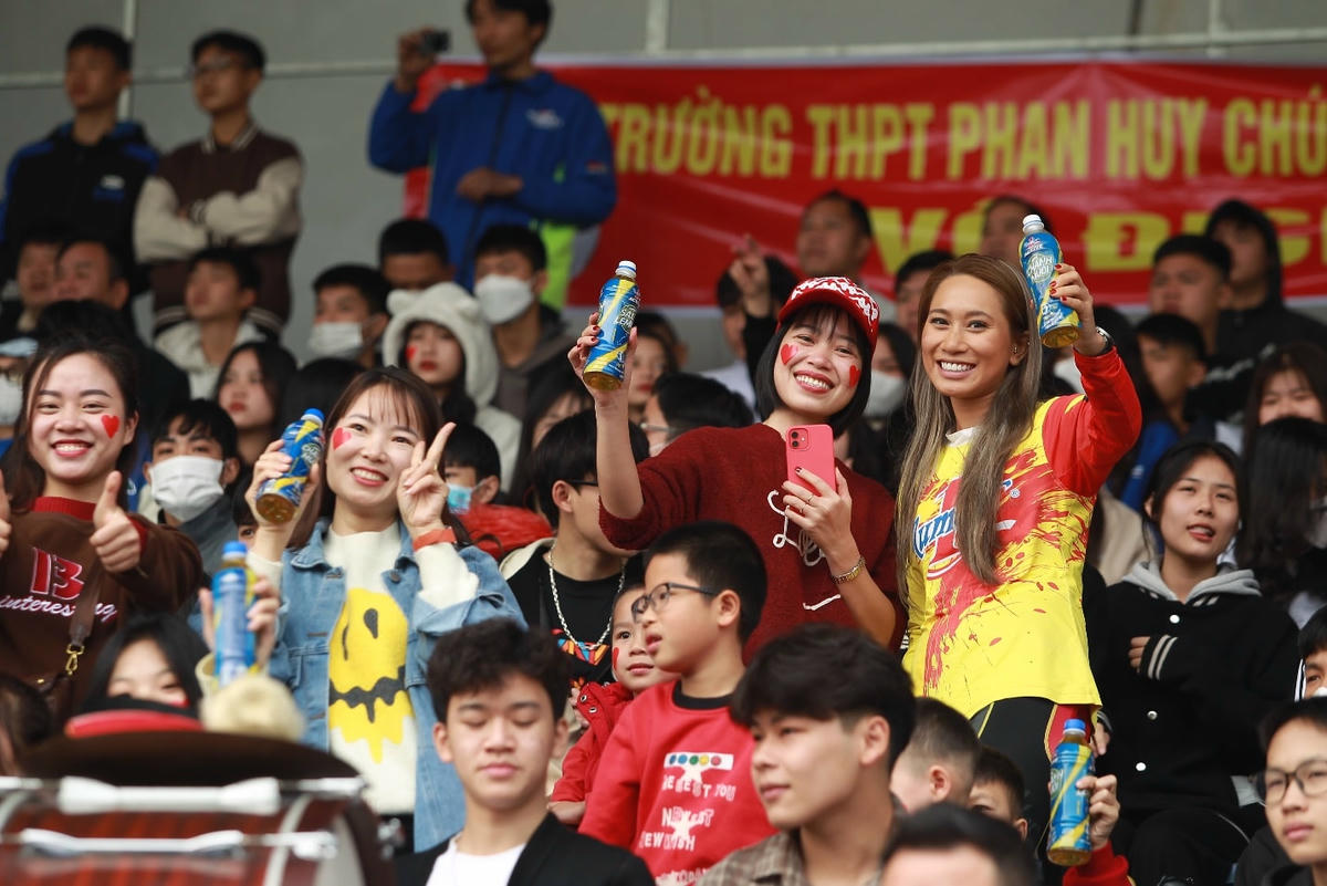 Tinh thần thể thao cùng tinh thần Number 1 được lan tỏa khắp sân vận động.