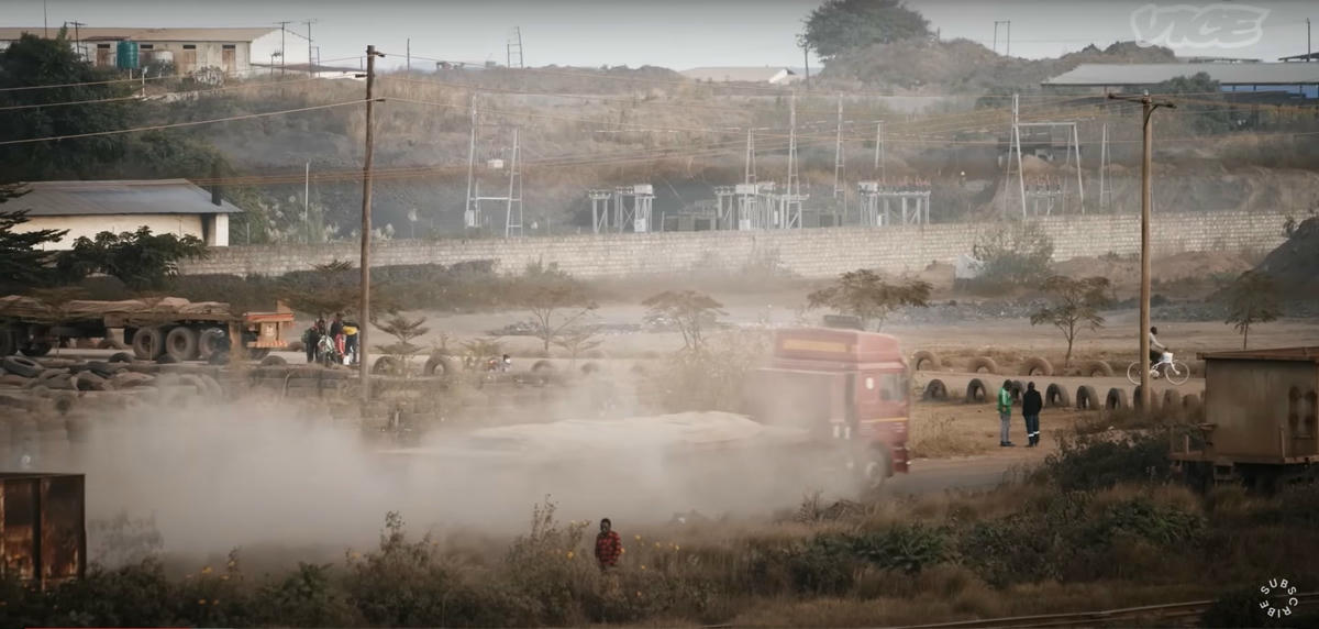 Những con đường đầy khói bụi ở Kabwe. Ảnh: VICE.