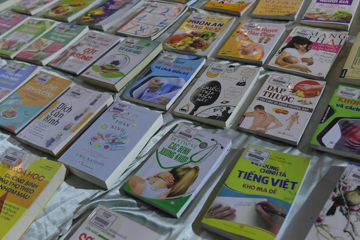 Sách trưng bày rất đa dạng về chủng loại.