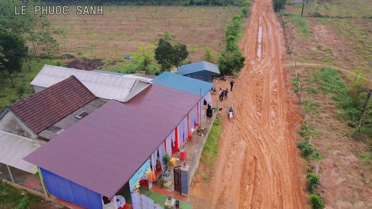 Tuyến đường trước nhà cô dâu bị sình lầy kéo dài. Ảnh: Cắt từ clip.