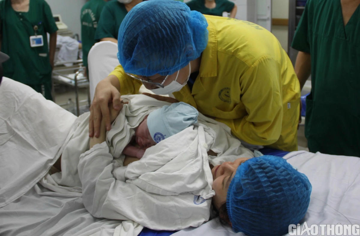 Hình ảnh công dân nhí đầu tiên của năm 2024 chào đời ở Hà Nội- Ảnh 6.