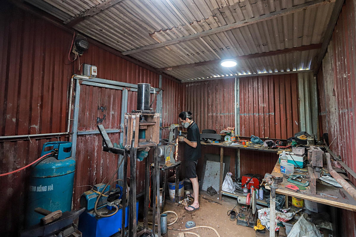 9X bỏ việc, về học rèn dao bằng loại thép cổ huyền thoại