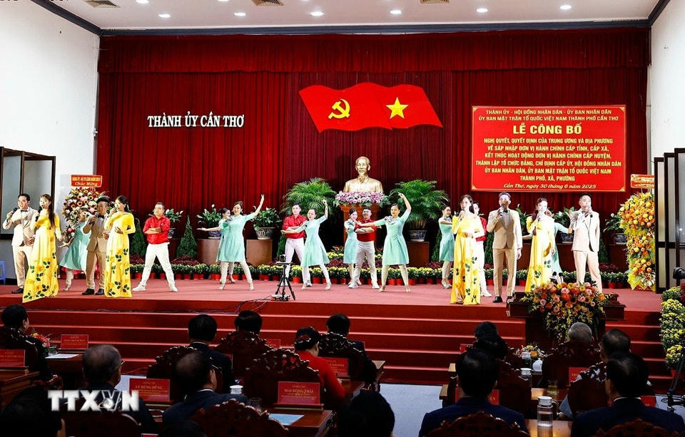 Tiết mục văn nghệ chào mừng tại Lễ công bố Nghị quyết. (Ảnh: Doãn Tấn/TTXVN)