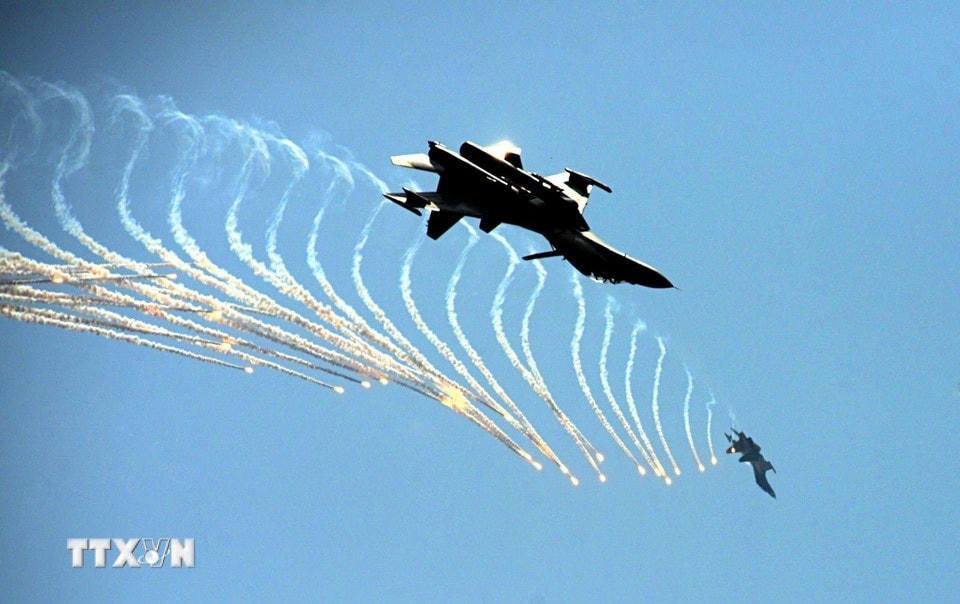 Màn trình diễn phun bẫy nhiệt của máy bay tiêm kích Su-30MK2. (Ảnh: Mạnh Linh/TTXVN)