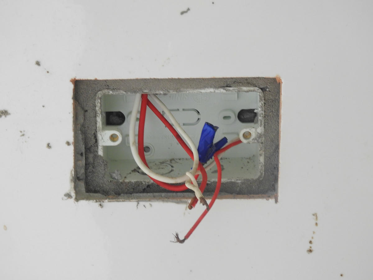 Đến ổ điện cũng bị tháo dỡ.