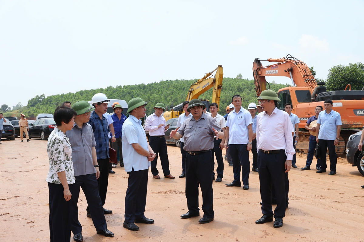 Ngay trên công trường, Thủ tướng đề nghị Bộ Kế hoạch và Đầu tư, tỉnh Tuyên Quang, tỉnh Phú Thọ và các cơ quan liên quan nghiên cứu, cân đối, bố trí thêm khoảng 500 tỷ đồng từ nguồn tăng thu, tiết kiệm chi, gồm cả vốn Trung ương và địa phương, triển khai ngay việc xây dựng 4 làn xe, thay vì đợi tới sau năm 2025, phối hợp đồng bộ, chặt chẽ để hoàn thành toàn dự án trong thời gian sớm nhất, bảo đảm chất lượng, sớm phát huy hiệu quả của dự án.