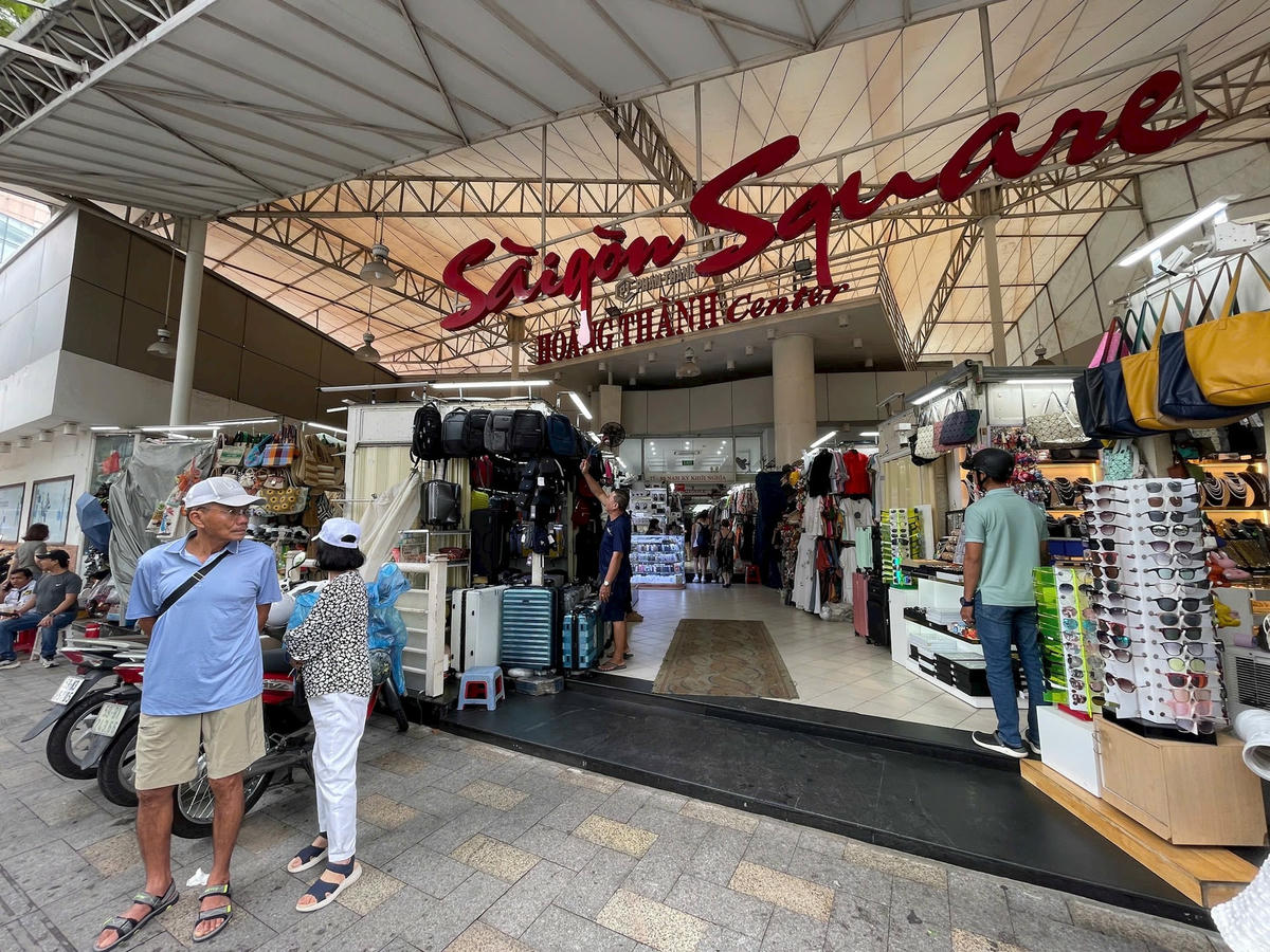 Chợ - Buôn bán tại TTTM Sài Gòn Square có phần trùng xuống, không giống trước sau đợt quét hàng giả cuối tháng 5 của lực lượng quản lý thị trường