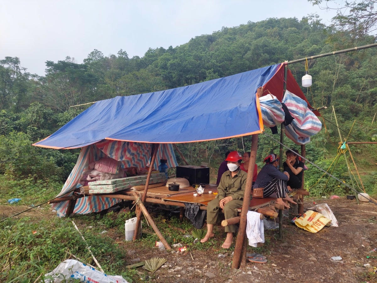 Gần 10 ngày nay, người dân lập lán canh cả ngày lẫn đêm để ngăn không cho xe chở rác vào bãi. Ảnh Ngô Hùng