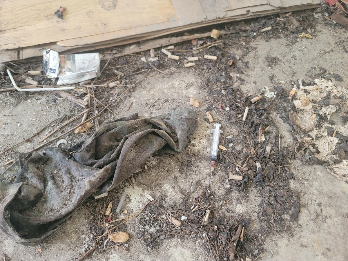 Kim tiêm vứt đầy bên trong toà chung cư bỏ hoang.