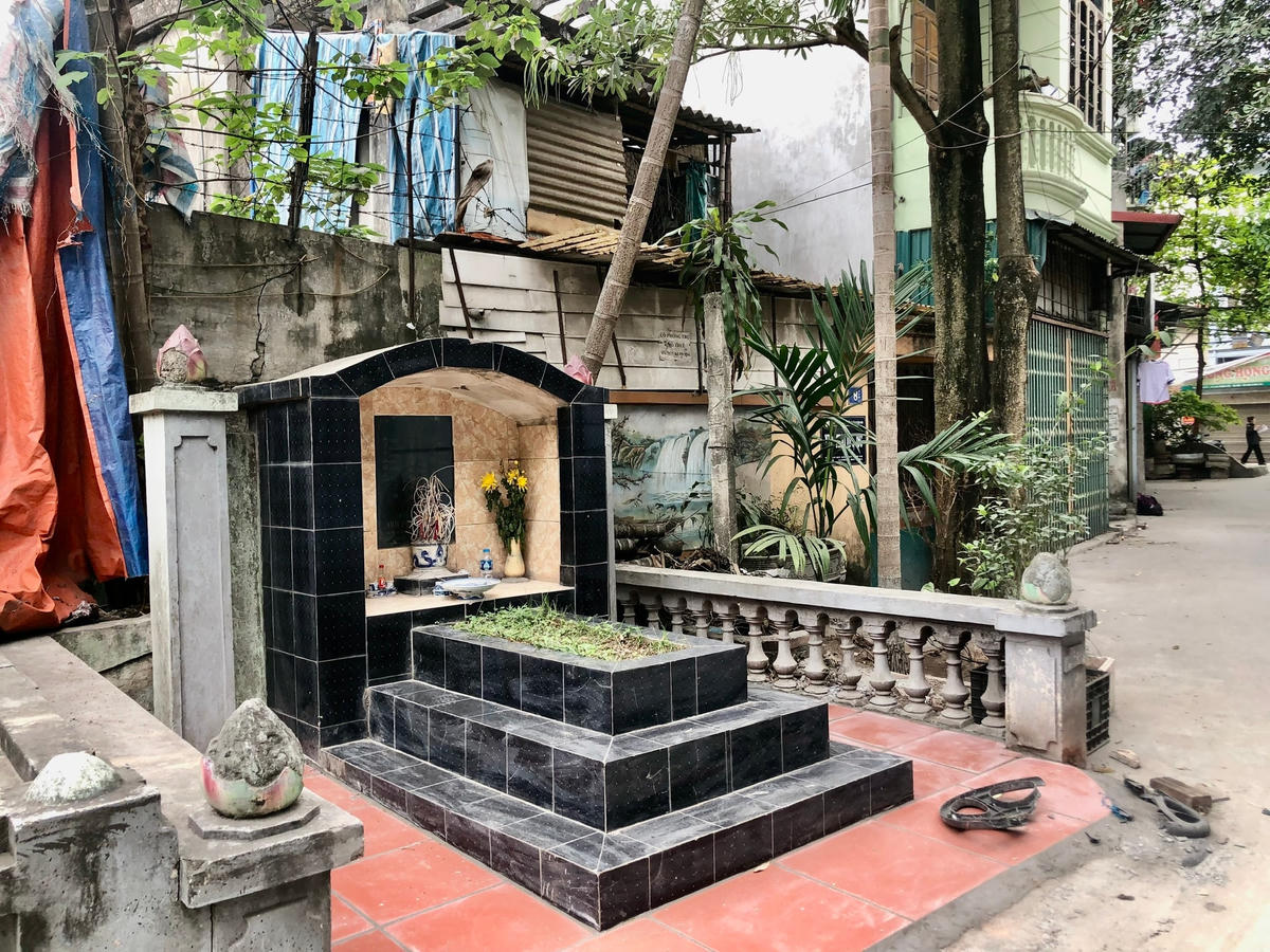 Theo người dân sống lâu năm ở đây, các ngôi mộ đều của các gia đình gốc ở làng Giáp Nhị đã có từ khi đây còn là đồng ruộng nên vẫn được hương hoa, dọn dẹp thường xuyên.