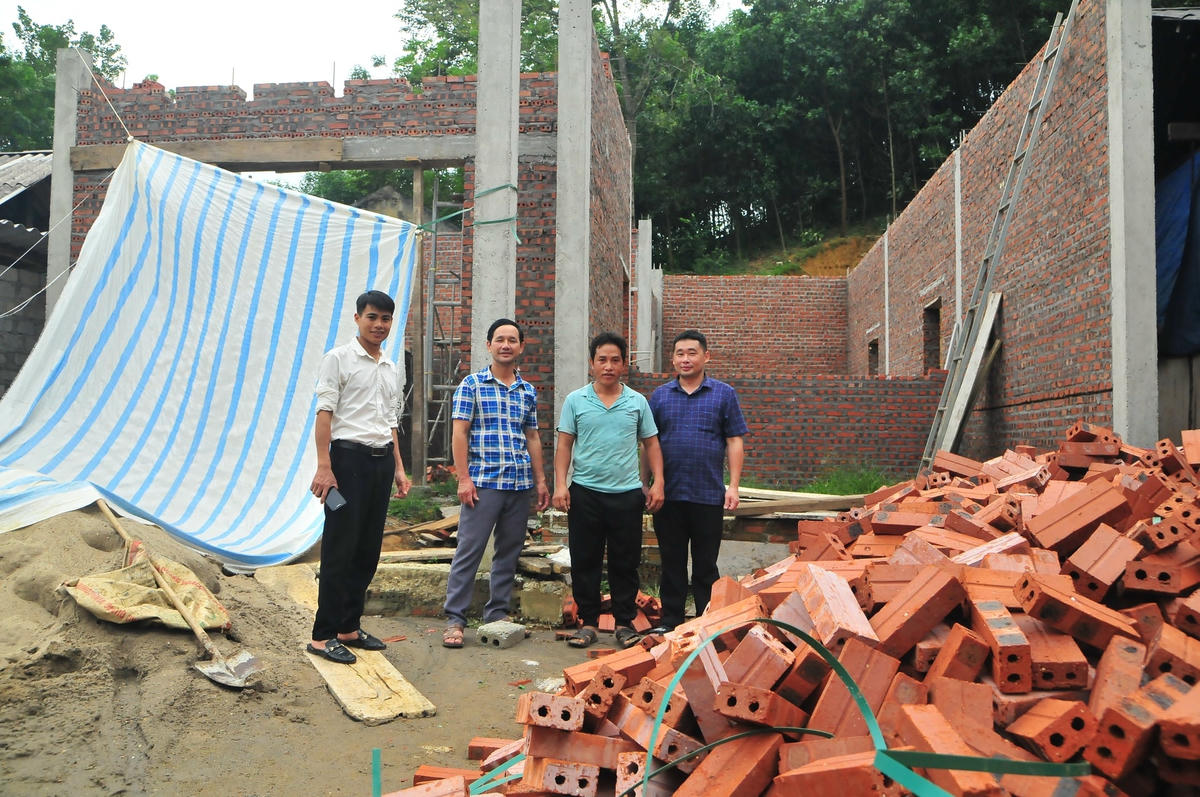 Anh Hoàng Văn Nam, 37 tuổi dân tộc Mông (thứ hai bên phải, thôn Tân An, xã Đông Thọ) xây mới nhà cùng nguồn vốn hỗ trợ từ Chương trình MTQG. Ảnh Xuân Trường.