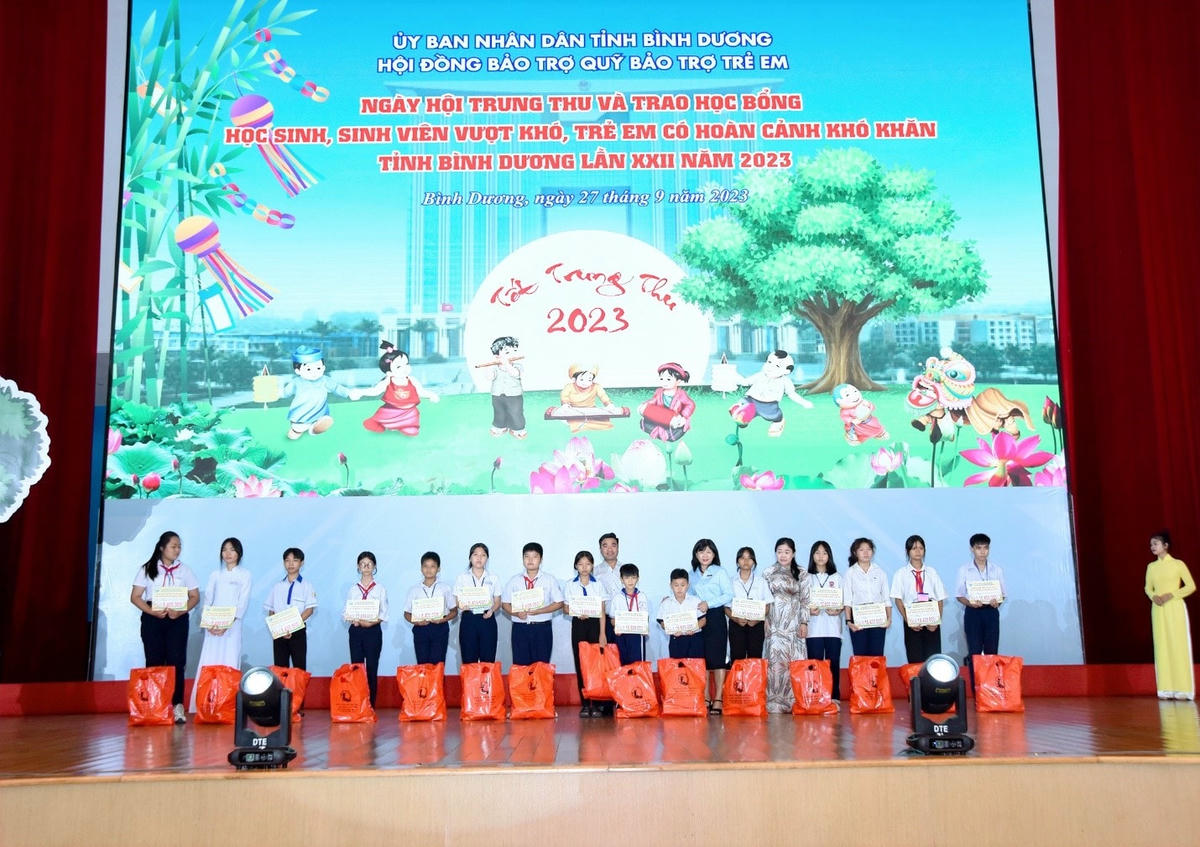 Các phần quà được trao tận tay các em học sinh trong ngày Tết Trung Thu – Tết Thiếu Nhi.