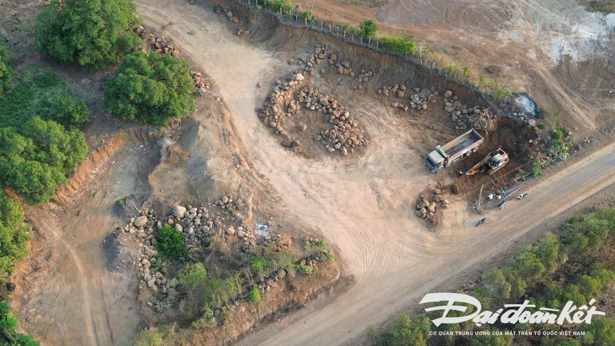 Hiện trạng khu đất ở thôn 1 bị khai thác biến dạng. Ảnh PV Nguyên Vũ chụp ngày 10/4/2024.