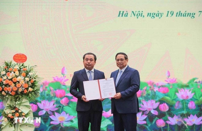 Thủ tướng trao quyết định giao quyền Bộ trưởng Bộ Nông nghiệp và Môi trường Trần Đức Thắng. (Ảnh: Hoàng Hiếu/TTXVN) thu-tuong-bo-nong-nghiep-9.jpg