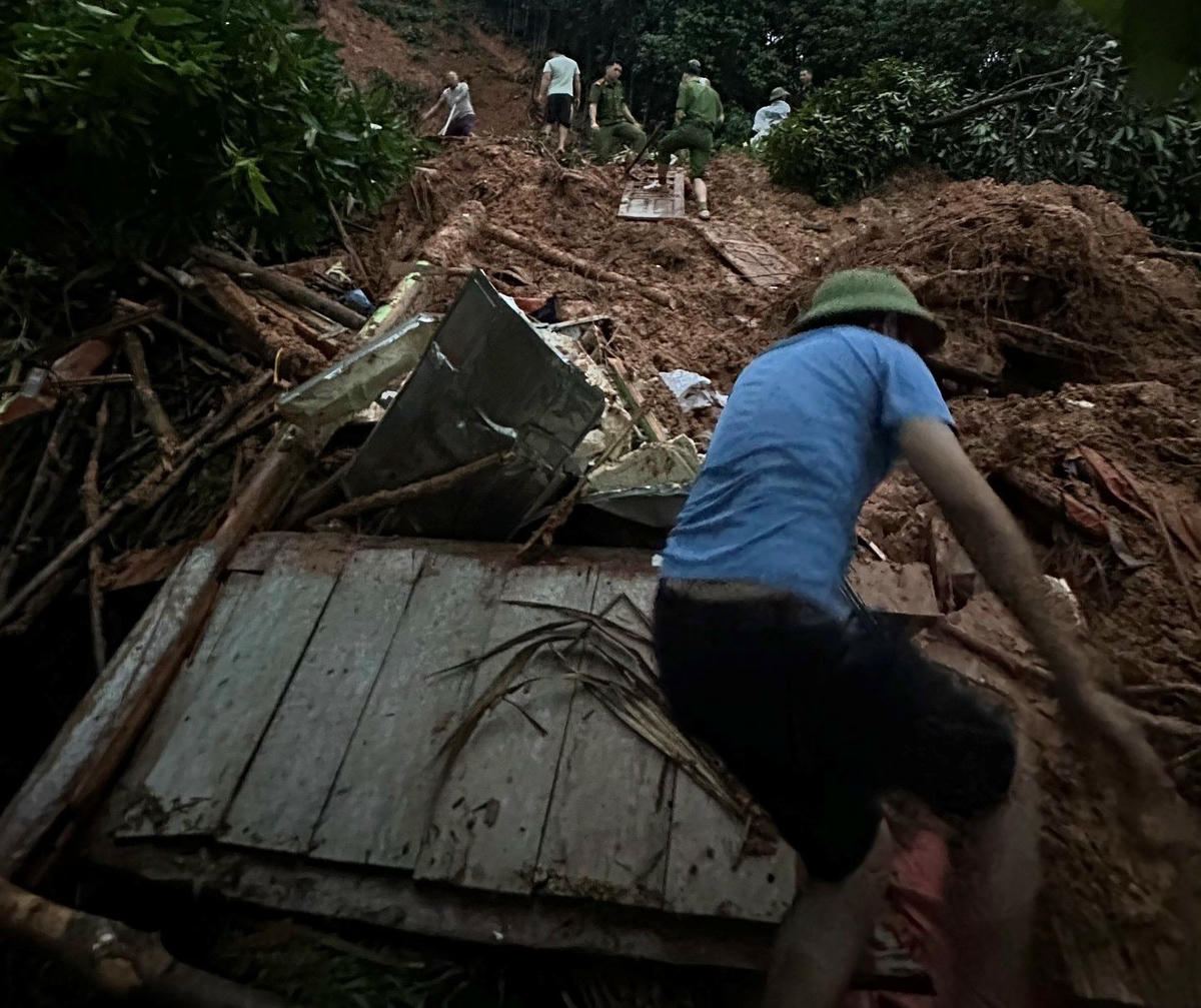 Mưa lớn đã khiến nhiều nơi bị sạt lở, hậu quả có 2 người chết.