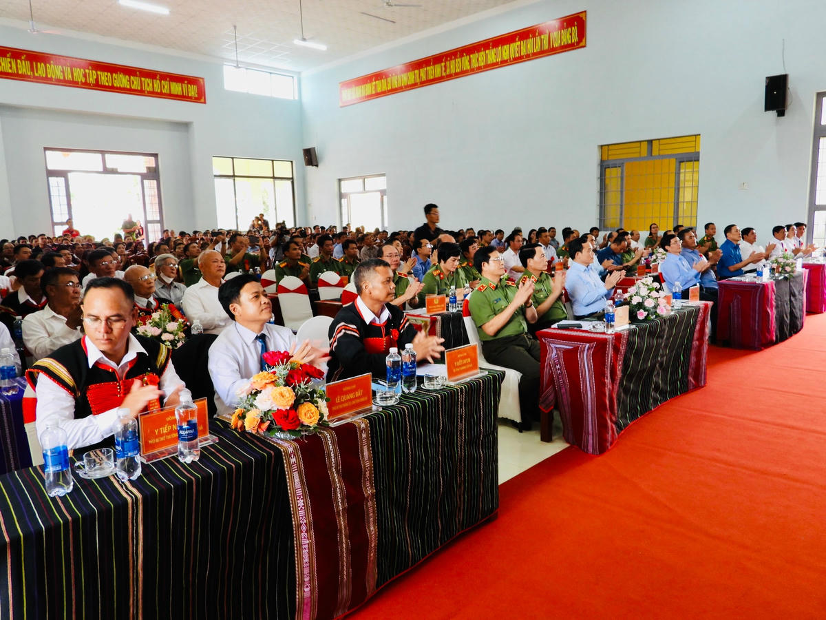 Các đại biểu về dự.