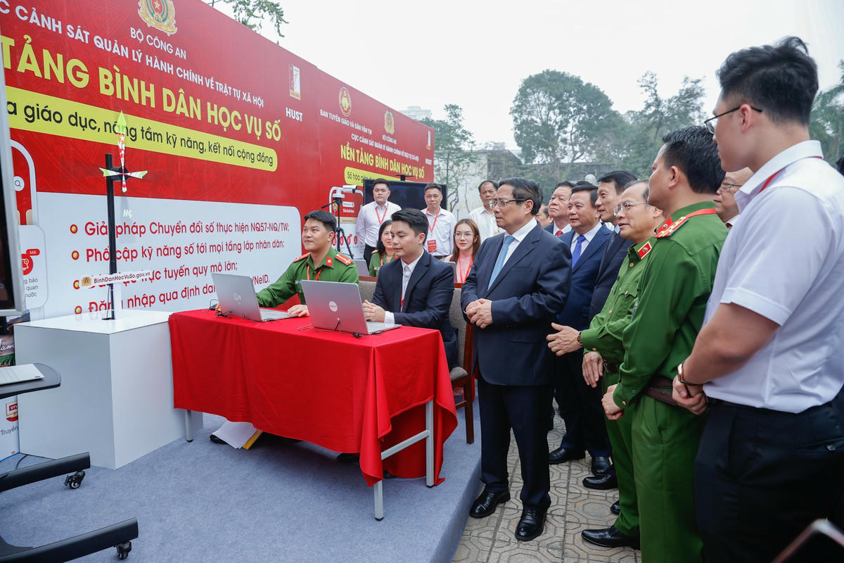 Thủ tướng phát động phong trào 'Bình dân học vụ số' toàn dân- Ảnh 5. Thủ tướng phát động phong trào 'Bình dân học vụ số' toàn dân- Ảnh 5.