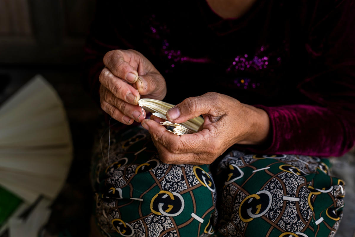 Ngồi tỉ mỉ khâu từng sợi chỉ, bà Đặng Thị Miên (SN 1964, xã Quảng Tân, TX Ba Đồn) cho biết: “Ở làng Hạ Thôn hầu như từ trẻ đến già, từ đàn bà đến đàn ông, người nào cũng biết làm nón. Nghề may nón tuy vất vả, tốn nhiều thời gian, công sức nhưng là nghề chính mang lại thu nhập cho người dân. Mỗi người có thể kiếm được từ 50.000 - 60.000 đồng/ngày từ nghề làm nón. Người dân nơi đây thường làm nón vào thời gian rảnh để kiếm thêm thu nhập ngoài việc làm nông”.