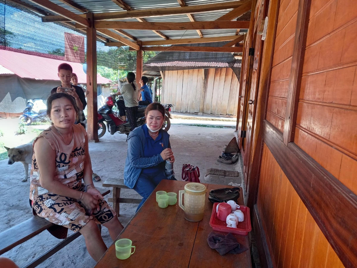 Cán bộ xã Chung Chải đến tận từng nhà dân để vận động, tuyên truyền bà con xóa bỏ hủ tục lạc hậu.