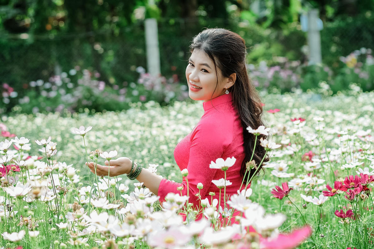 Chị Huỳnh Thị Thanh Thủy ghi lại khoảnh khắc bên loài hoa cú trắng.